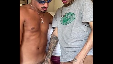 O PARCEIRO ME CHAMOU PRA VER O JOGO E ACABAMOS DESVAZIANDO OS SACOS