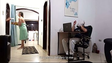 Enquanto o marido trabalha, a esposa recebe o entregador