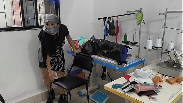 Nonton Indian Seamstress Masturbates Deliciously In The Clothing Workshop thumbnail