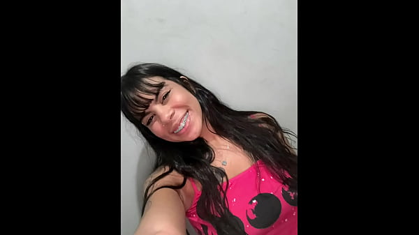 Não se engane_por esse rostinho Novinha de 18_anos é_filmada_fazendo_dupla penetração com_2 homens_na favela