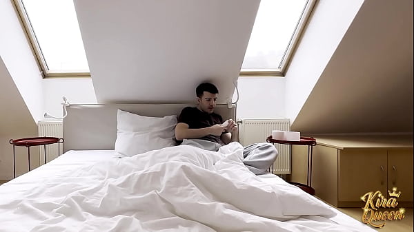 Nonton Kira Queen Gets Her Ass Eaten And Fucked By Her Stepson! thumbnail