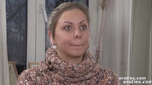 Ersties 25 j&auml;hrige tschechin spielt mit ihren fingern und toys