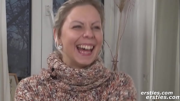 Play MP4 - Ersties - Blonde Tschechin in hei&szlig;en Str&uuml;mpfen fingert sich zum Orgasmus