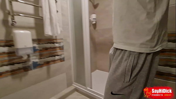 Play MP4 - Guy films him peeing in the toilet