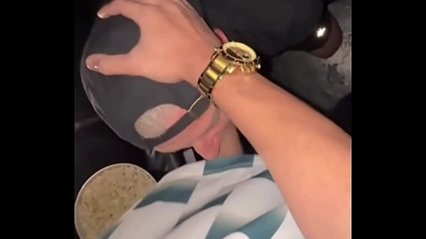 Play MP4 - Mamando mlk dotado no escurinho do cinema&excl;