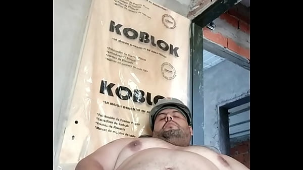 Gordo Trabajador Se Pajea Sabroso Durante El Descanso thumbnail