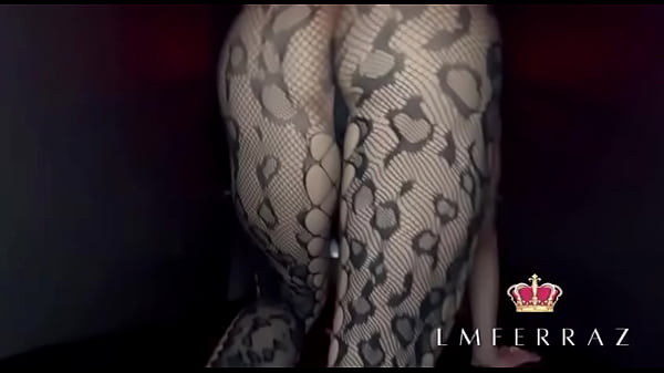 POV: Neg&atilde;o Pauzudo, fode casada loira com bunda enorme no pelo na casa de Swing e a safada goza gostoso. 