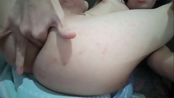 Nerdzinho safado mostrando a bundinhae metendo controle de videogame no_cuzinho