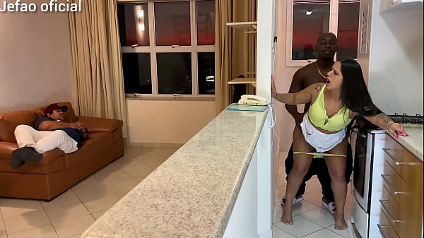 Fui Arruma A Maquina De Uma Cliente, E O Marido Intertido A Televis&atilde;o, E Deixou Q Mulher Gostosa Do Meu Lado, Fodi Ela Bem Gostoso Escondido Dele thumbnail