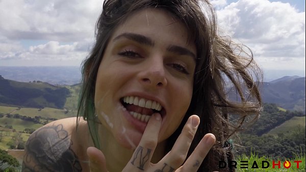 Safada Faz Bpoquete Molhado E Leva Leite Na Cara Em Cima Da Montanha thumbnail