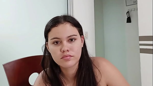 Mi hermanastro mayor me castiga por llevar malas calificaciones.