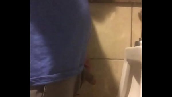 Play MP4 - gym spy pissing big cock