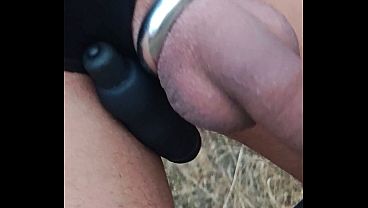 Outdoor mit Analvibrator in Arsch-Fotze