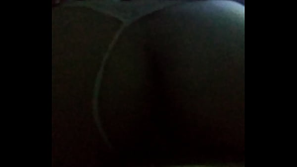 Moviendo su culito de espaldas