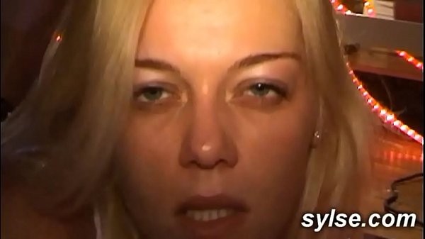 Play MP4 - amatrices partouzeuses en club et baise puceau milf en train public