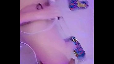 Sem nojo e com vontade, mamou gostoso e levou rola na buceta gozando a primeira vez e em seguida pediu pra deixar seu cuzinho largo. 