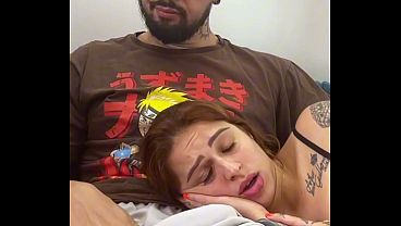 Nonton Ruiva Gostosa Colega De Quarto Deita No Colo Do Nerd Assistindo Filme E Chupa At&eacute; Gozada Forte Na Cara! thumbnail