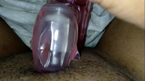 Se masturbando com obrinquedinho