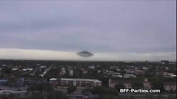 Nonton Kinky Aliens Sharing Lucky Cock thumbnail