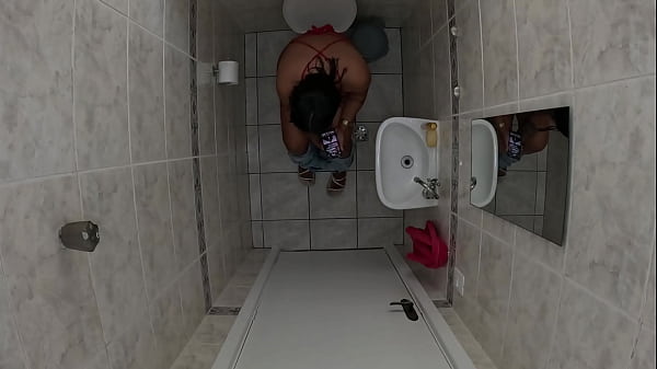 Foi no banheiro_esqueceu_de trancar a porta amigo entrou_e meteu_a rola_nela