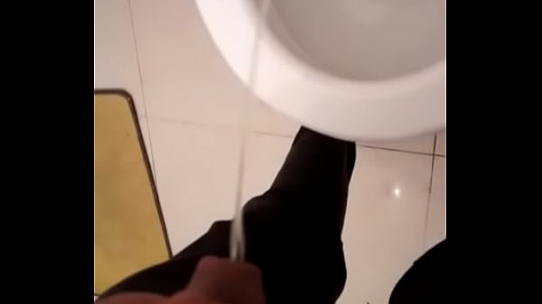 Play MP4 - mi primo me manda video meando para que no cuente que es gay&excl;