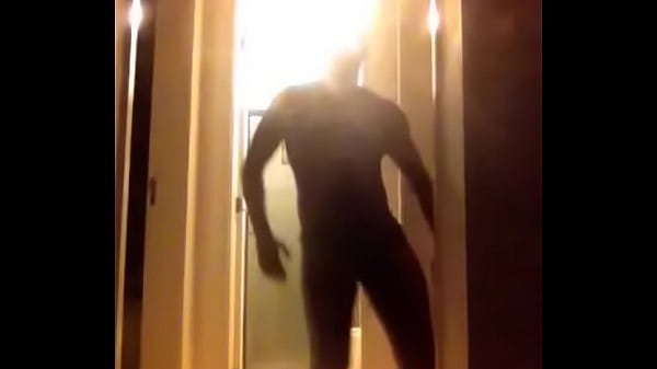 Negao dan&ccedil_ando de cueca (Black dancing in underwear)