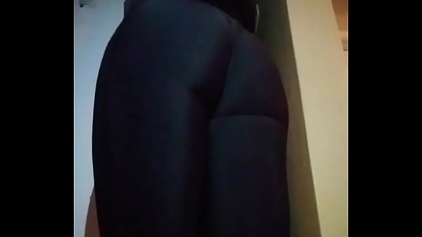 Noe Fuentes wearing Push-up leggings levanta cola Redonda