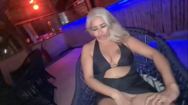 Play MP4 - Aventuras do Casal Mattos - De buceta de fora na balada e transando na frente de todo mundo