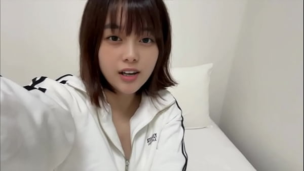 Nonton 新しく買ったピチピチのジーンズ姿でオナニーしてみました。。恥ずかしい&hellip; thumbnail