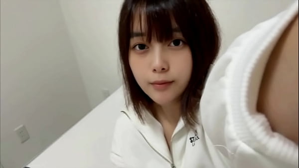 新しく買ったピチピチのジーンズ姿でオナニーしてみました。。恥ずかしい&hellip; 