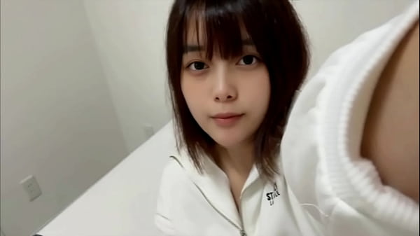 新しく買ったピチピチのジーンズ姿でオナニーしてみました 恥ずかしい