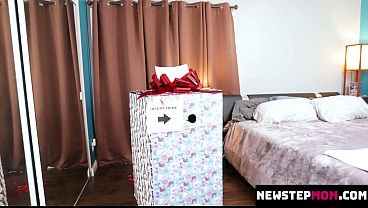 Nonton Blaire Had To Get Creative To Convince Him To Stay Home For Holidays - Newstepmom thumbnail