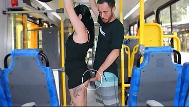 Morena tateando no onibus