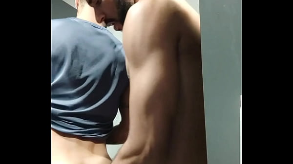 Play MP4 - o cara ficou me olhando durante o treino&comma; levei ele pro banheiro e coloquei para mamar
