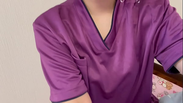 Nonton 男性を揉みほぐす整体師。男性のゴツゴツした身体を触っていたらムラムラしてオナニーしちゃいました... thumbnail