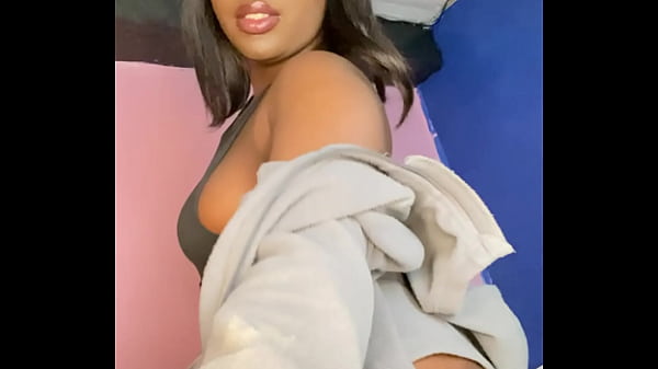 Pretty pussy female rapper 