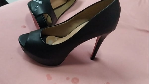Play MP4 - Gozando sapato Peep toe preto solado vermelho