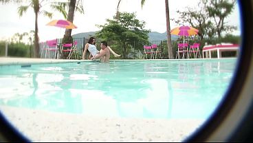 Santalatina : Ella No Queria Entrar A La Piscina Porque Tenia Mucho Frio Pero Su Pareja Sabe Como Hacer Que Se Caliente Frotando Su Cuerpo En El Agua. Ser&aacute; Que La Foll&ograve; De Verdad? thumbnail