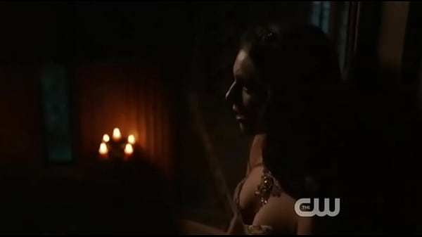 Play MP4 - Caitlin Stasey masturbate cut-scene from the CW's REIGN