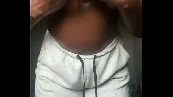 Envie de mettre une bite entre mes seins ce matin je m&rsquo;ennuie 