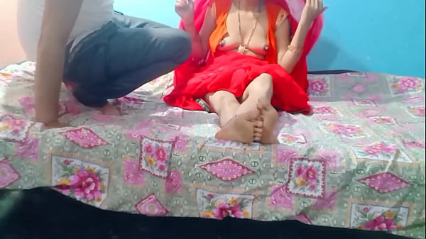 घर में जब कोई नहीं था भाभी_ने देवर से मस्ती में उठा दिया पेटीकोट