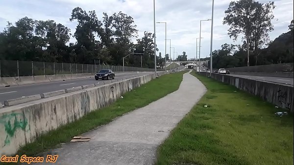 Play MP4 - CASADA MOSTRA BUCETA PRA TODO MUNDO NO MEIO DA RUA