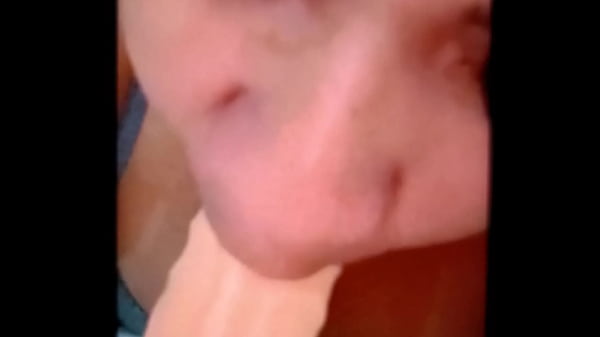 Nonton Tentando Engolir Uma Piroca De Brinquedo thumbnail