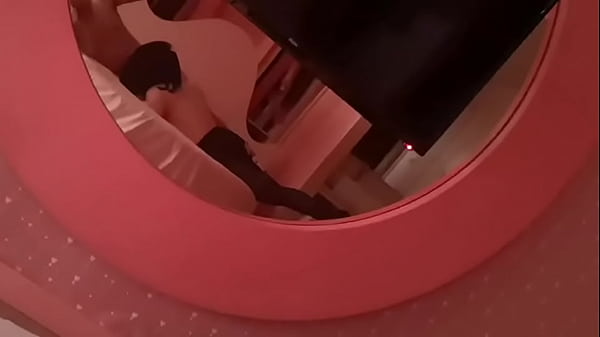 黑丝开档小母狗，躲在胯下吃鸡巴