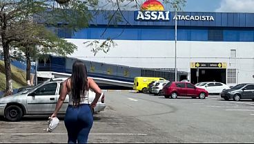 MILF LEVEI MINHA MADRASTA DE LEGGING SOCADA NO CU PRA FAZER COMPRAS E ELA ME MAMOU NO ESTACIONAMENTO FODENDO A MADRASTA NO MERCADO