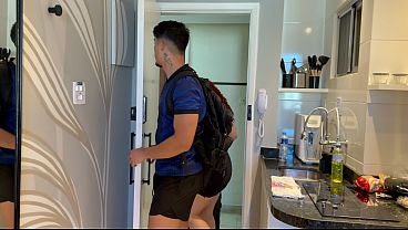 Nonton Devido A Um Erro De Reserva Tivemos Que Dividir A Cama thumbnail