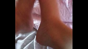 Gretala strofina i piedi e fa una puzzetta 