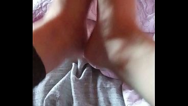 Gretala strofina i piedi e fa una puzzetta 