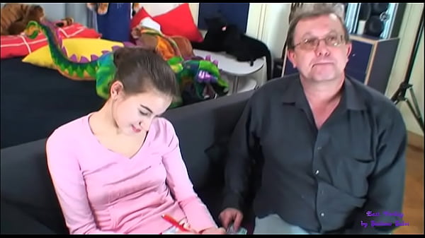 Play MP4 - La giovane ragazza accetta di girare un video porno per la prima volta