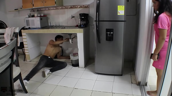 Brunette Cachonda Seduce Al Fontanero Y Este Le Folla Su Co&ntilde;o thumbnail